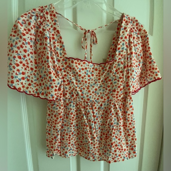 Old Navy Flutter Sleeve floral blouse. NWT - Picture 4 of 6